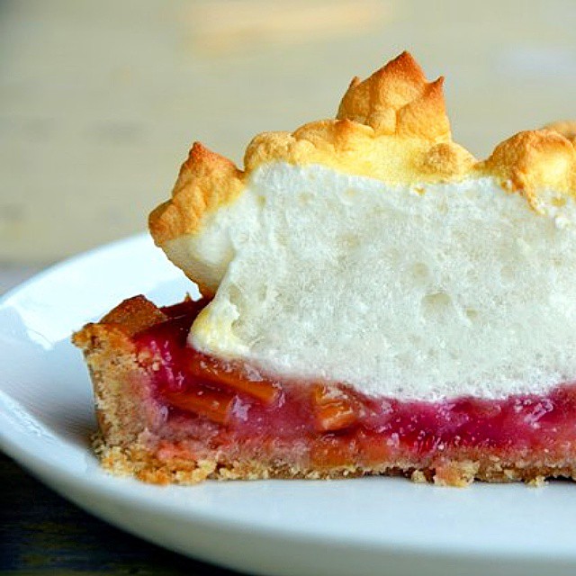 Recipe on the blog.
#rhubarb #pie 
#rhababerkuchen #meringue #baiser #kuchen #rhubarbpie #backen #tarte