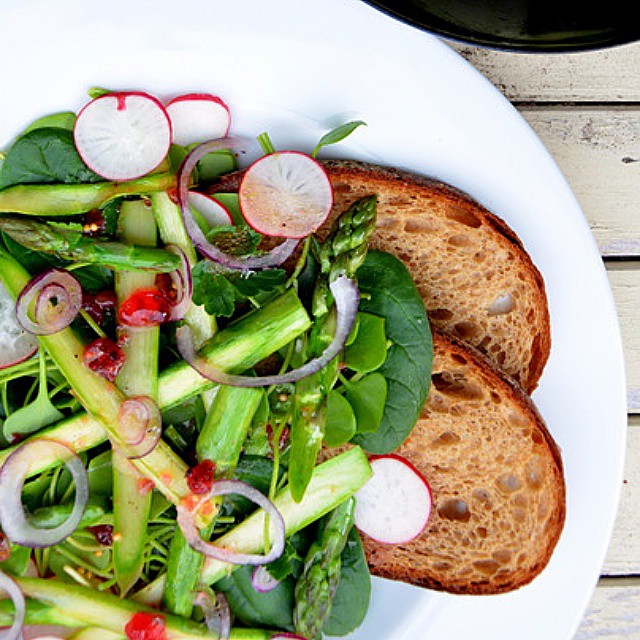 Spring salad: aspargus and berry dressing
#aspargus #springsalad #salad #healthfood #healthylunch #veganfoodshare #vegansofig #vegansofinsta #radishes